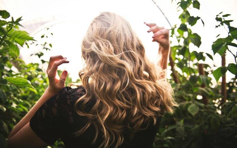 Pielęgnacja włosów blond – jak dbać o jasny kolor każdego dnia?