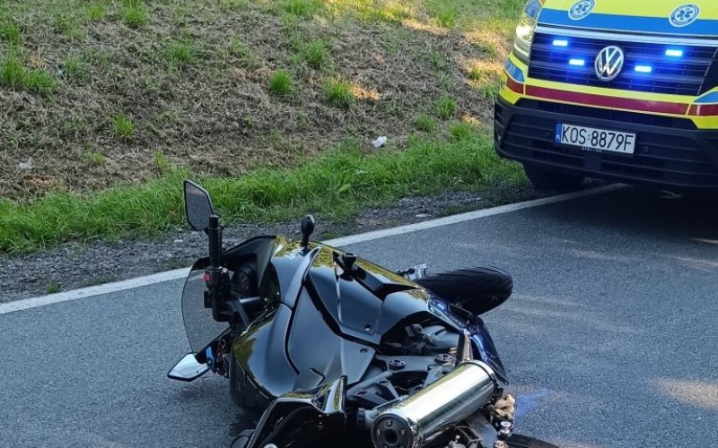 Kolizja drogowa z udziałem motocyklisty i samochodu osobowego