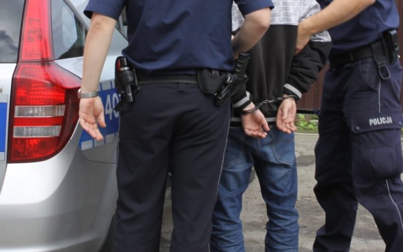 Uliczny agresor z zarzutami gróźb karalnych i kradzieży sklepowych