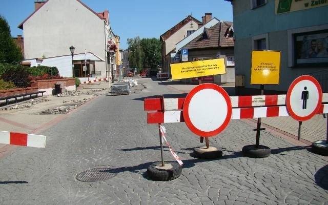 Odnawiają ulice w Starym Mieście w Oświęcimiu. Są utrudnienia dla kierowców