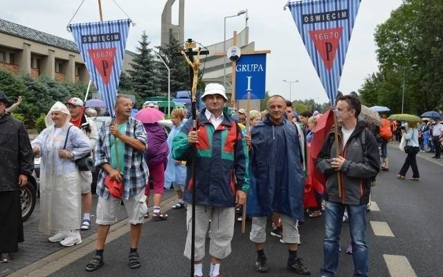 Oświęcim. Pielgrzymi w drodze na Jasną Górę [ZDJĘCIA, WIDEO]