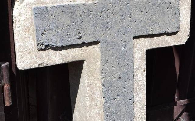 Betonowy krzyż na ławce na przystanku autobusowym. Policja ustala, jak się tam znalazł