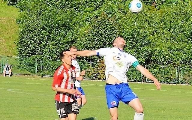 4. liga. Blisko tysiąc widzów obejrzało mecz Beskidu Andrychów z Unią Oświęcim [ZDJĘCIA]