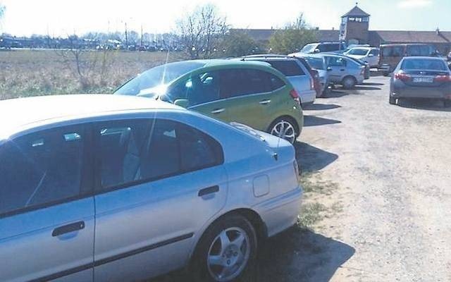 Przyjeżdżają do Brzezinki i parkują ludziom w polach