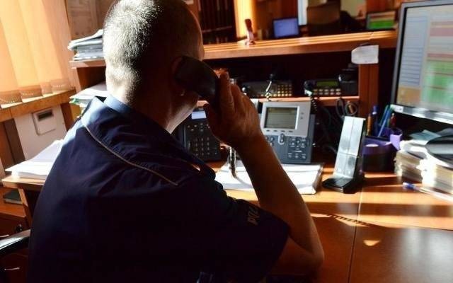 Dyżurny oficer komendy policji w Oświęcimiu przez telefon pomógł uratować niemowlę
