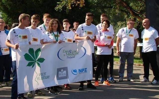 Maszerowali po plantach nad Sołą w Oświęcimiu ze swoimi lekarzami