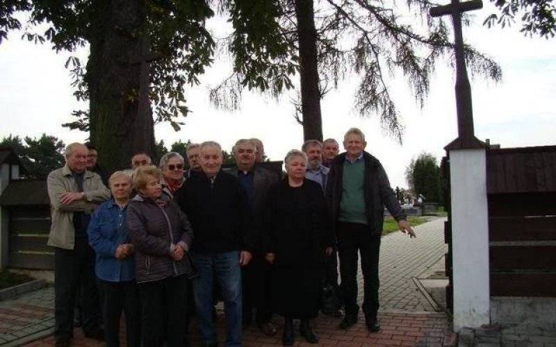 Dlaczego kontener na śmieci na cmentarzu nie może wrócić na dawne miejsce - pytają w Jawiszowicach