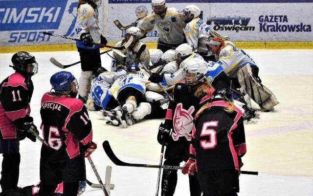Hokej kobiet. Julia Gawlik „królową balu”, zapewniając Unii Oświęcim awans do półfinału. Kozice Poznań pokazały jednak rogi
