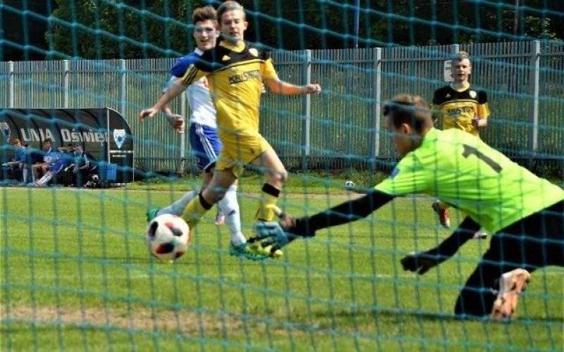 1. liga juniorów zachodniej Małopolski. Unia Oświęcim wyprowadziła szybkie ciosy, ale męczyła się z Trzebinią