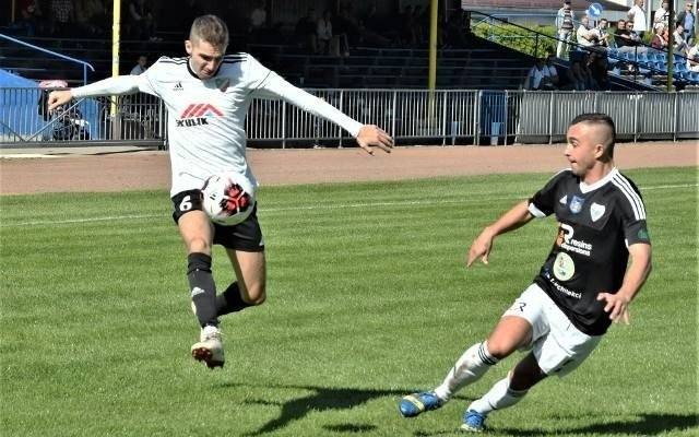 4. liga. Unia Oświęcim kontra Słomniczanka, czyli obustronny niedosyt. Popisowy występ Eryka Adamskiego