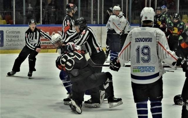 1 liga hokeja. UKH Unia Oświęcim pokonała MOSM Tychy. Sędziowie nałożyli prawie 200 minut kar!