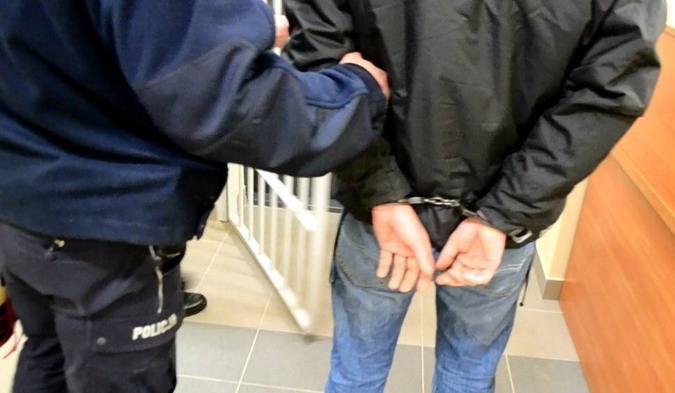 Chrzanów. Złamali zakaz spotkań, by wspólnie zapalić papierosa. 56-latek trafił do więzienia