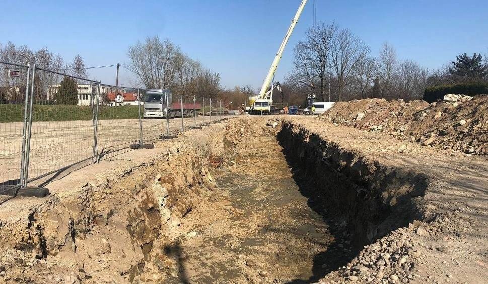 Wstrzymana budowa ronda na DK 52. Wykopali karabiny