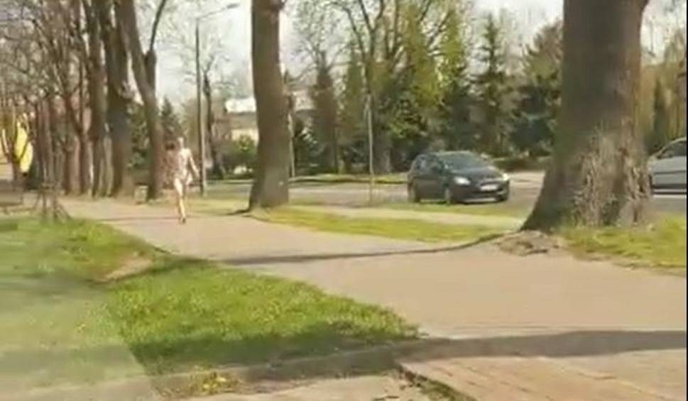 Nagi mężczyzna spacerował ulicami Oświęcimia [WIDEO]