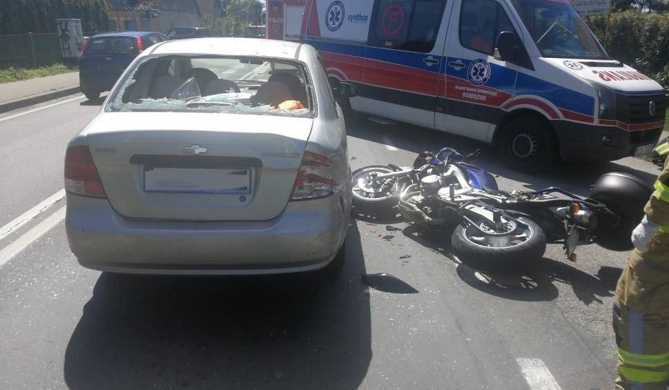 Oświęcim. Motocyklista uderzył w samochód i trafił do szpitala. Rowerzystka potrącona przez auto