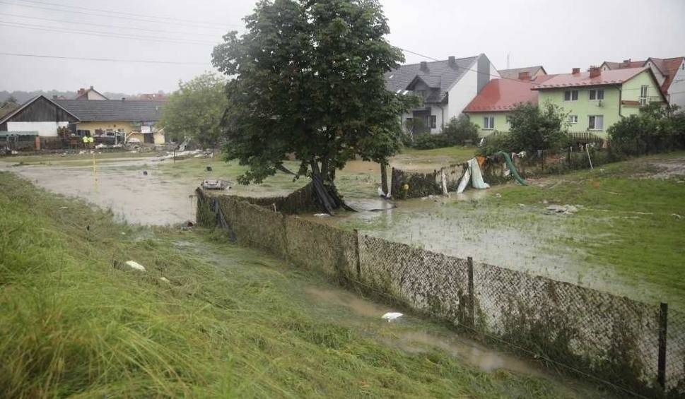 Podtopione budynki, uszkodzone drogi, powalone drzewa - burze przechodzą przez Małopolskę