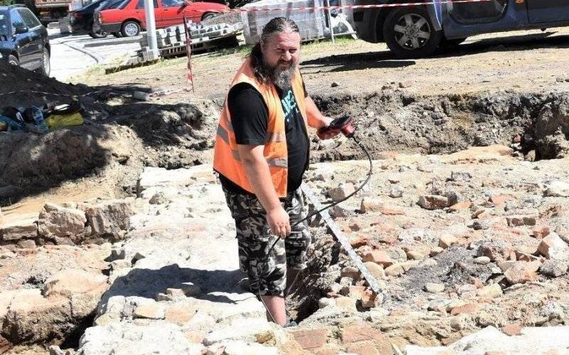 Oświęcim. Odkopali mury dawnego dworu Russockich
