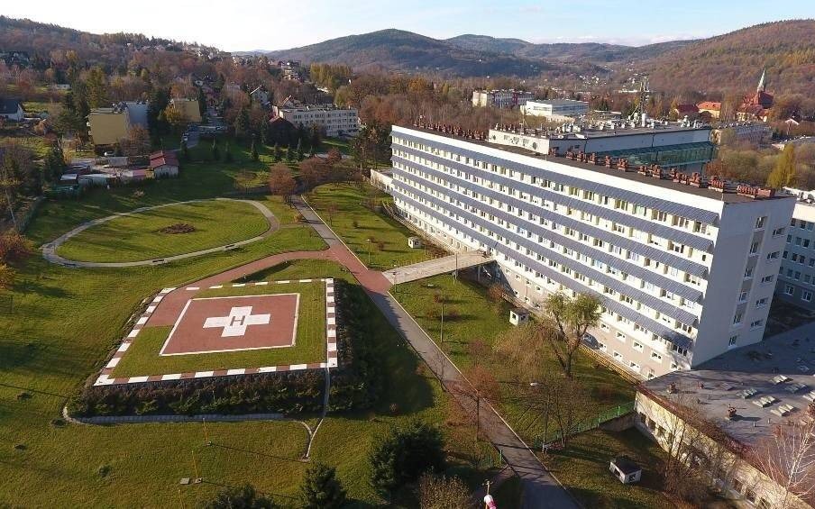 Koronawirus. Zamknięte oddziały szpitalne w Suchej Beskidzkiej i Wadowicach. Dobre wieści płyną spod Giewontu