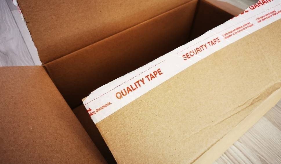 Policjanci rozbili szajkę oszustów z Libiąża. Pracownice sklepu okradały paczki