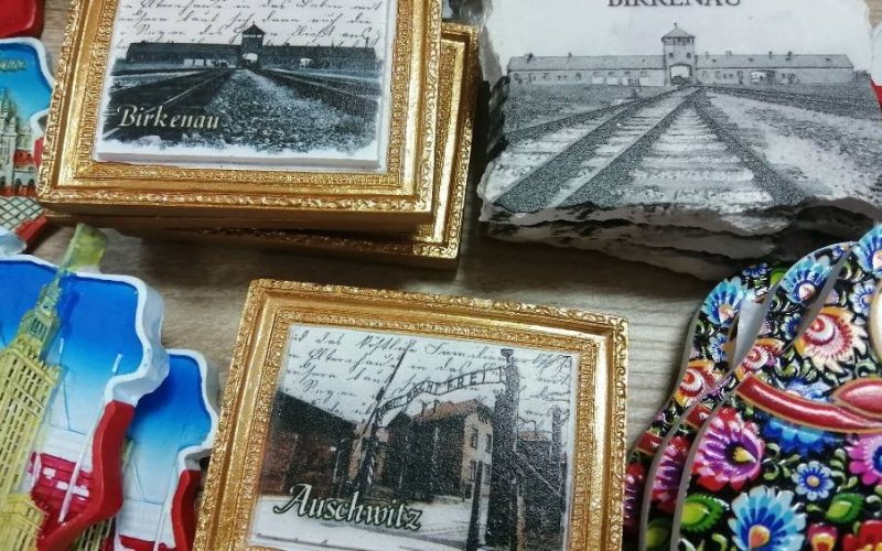 Obrazki w ramkach i magnesy na lodówkę z wizerunkiem Auschwitz