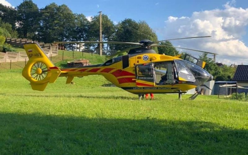 Konar drzewa spadł na 12 - letnie dziecko. Wezwano śmigłowiec
