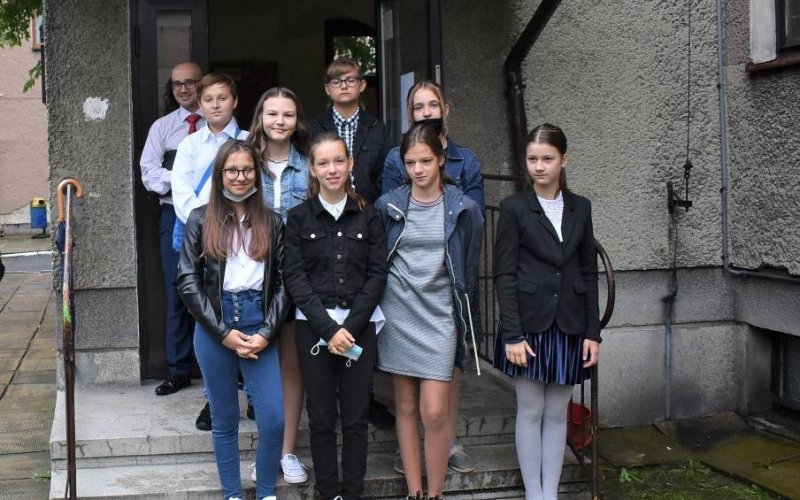 Protest rodziców w Szkole Podstawowej w Zasolu w gm. Brzeszcze na początek roku