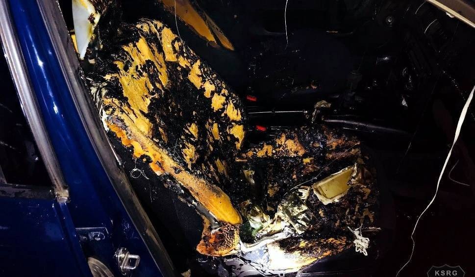 Płonął samochód zaparkowany w Zatorze. Policja bada sprawę