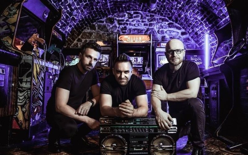 Hit Bryana Adamsa „Run To You” w tanecznej wersji małopolskiego trio Komodo