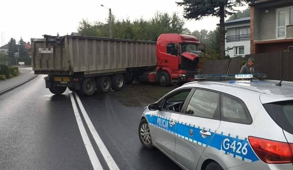 Ruch wahadłowy na dk 44 w Przeciszowie. Samochód wbił się w ogrodzenie