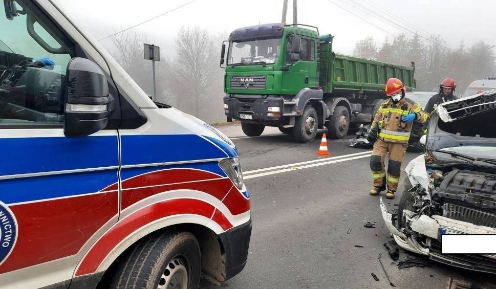 Barwałd Średni. Wypadek na DK 52. Zderzyły się dwa samochody