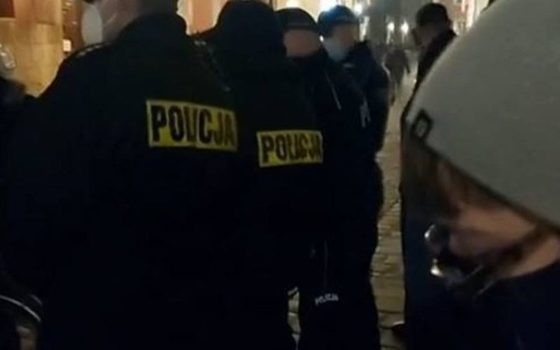 Strajk Kobiet. Protestująca zagięła policjantów. Nieudana interwencja