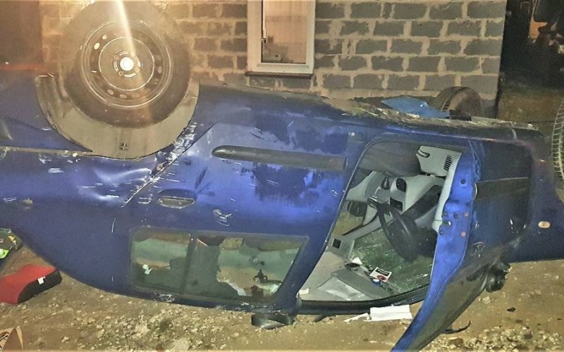Wypadek w Kąpielach Wielkich. Samochód dachował z trójką dzieci w środku