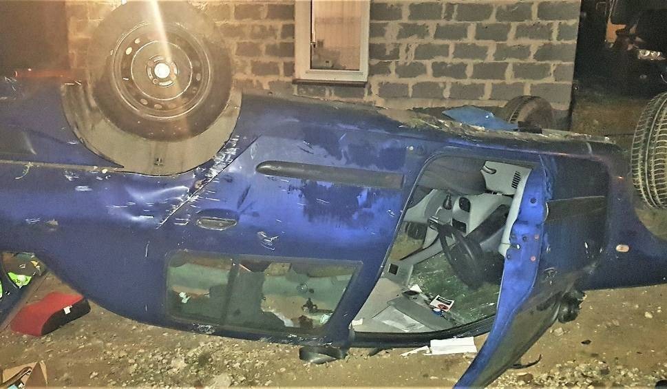 Wypadek w Kąpielach Wielkich. Samochód dachował z trójką dzieci w środku