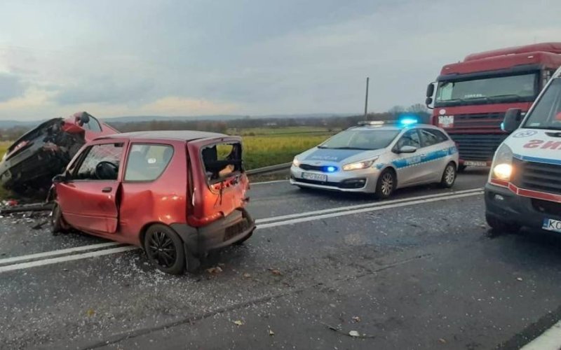 Wypadek dwóch aut i autobusu. Jeden z kierowców był reanimowany