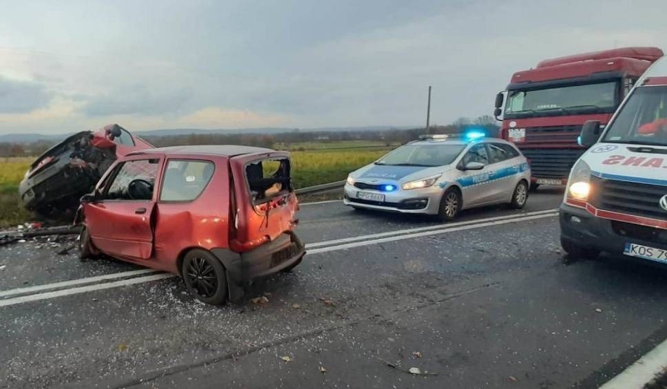 Wypadek dwóch aut i autobusu. Jeden z kierowców był reanimowany