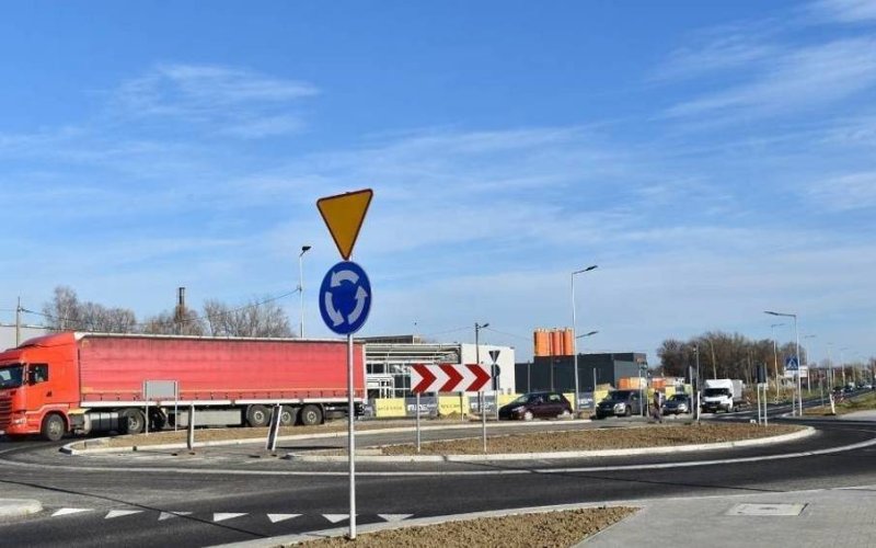Oświęcim. Nowe rondo na ul. Fabrycznej w ciągu drogi krajowej 44 i dojazdy już gotowe