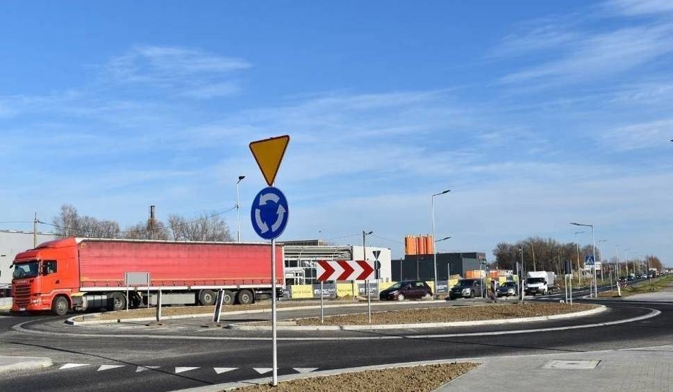 Oświęcim. Nowe rondo na ul. Fabrycznej w ciągu drogi krajowej 44 i dojazdy już gotowe