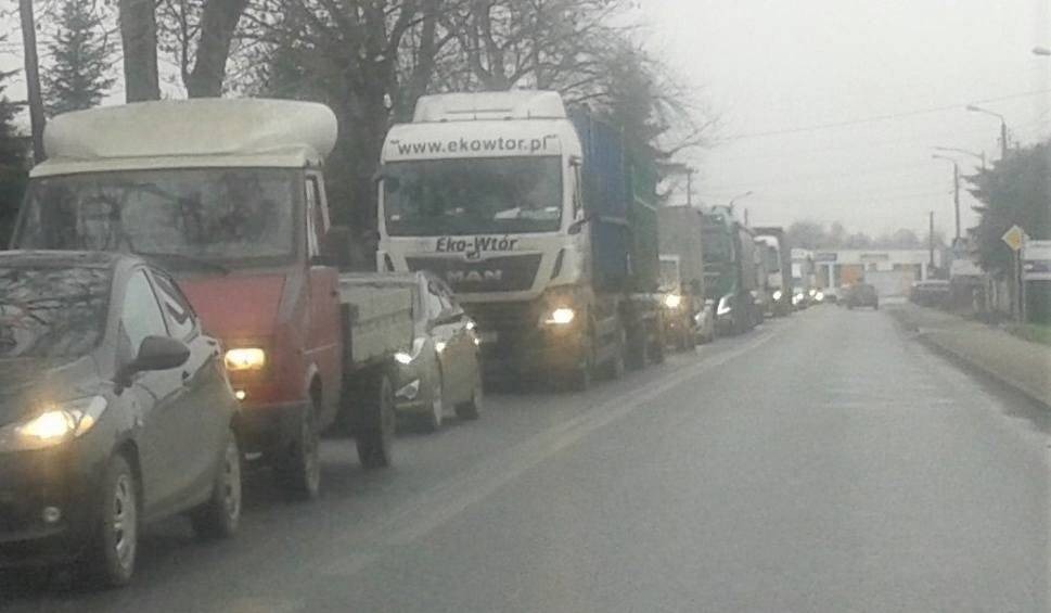 DK 28. Potężne korki pod Wadowicami. Winne są działania PKP