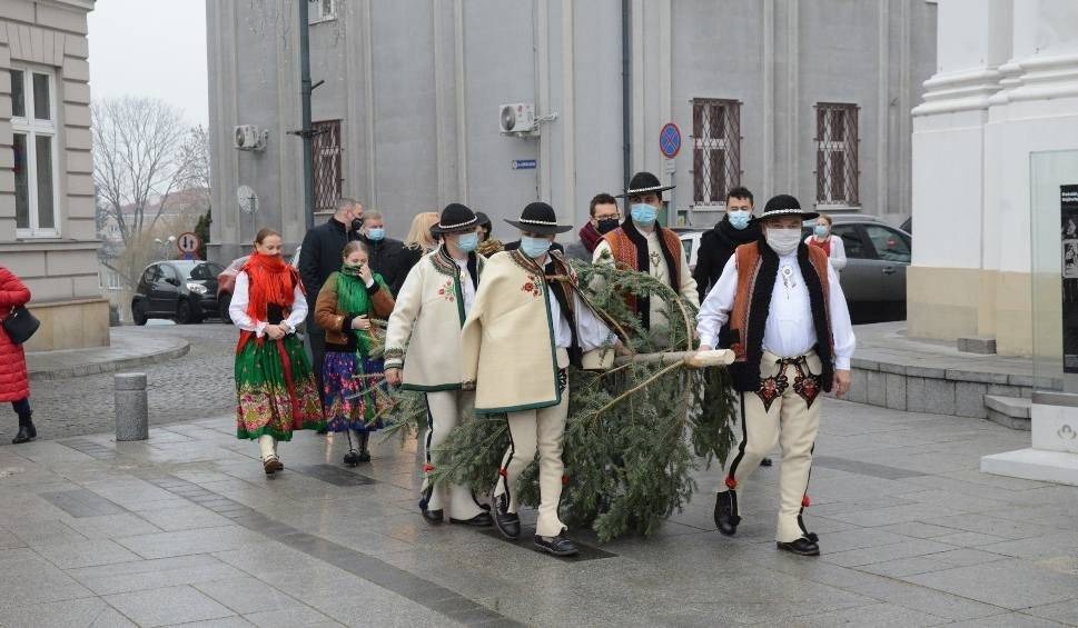 Wadowice. Górale podarowali choinkę do Muzeum Jana Pawła II