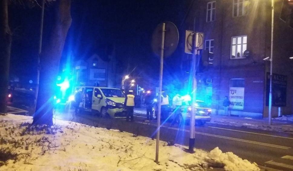 Oświęcim. Zderzenie samochodu osobowego z busem. Na szczęście nikt nie ucierpiał