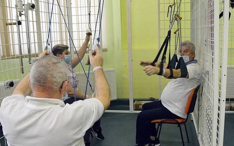 W szpitalu w Jaroszowcu leczą pacjentów post-covidowych. Na nowo uczą się oddychać