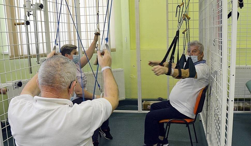 W szpitalu w Jaroszowcu leczą pacjentów post-covidowych. Na nowo uczą się oddychać