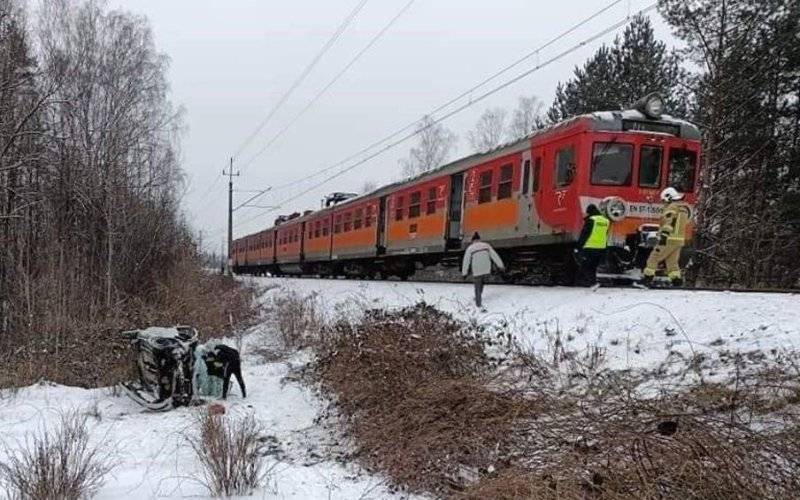Auto wjechało pod pociąg i spadło z nasypu. Poważne obrażenia kierowcy