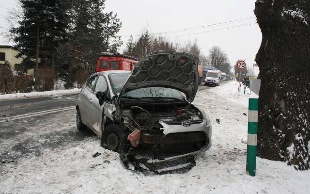 W Łękach zderzyły się dwie osobówki. Do szpitala trafiła jedna osoba