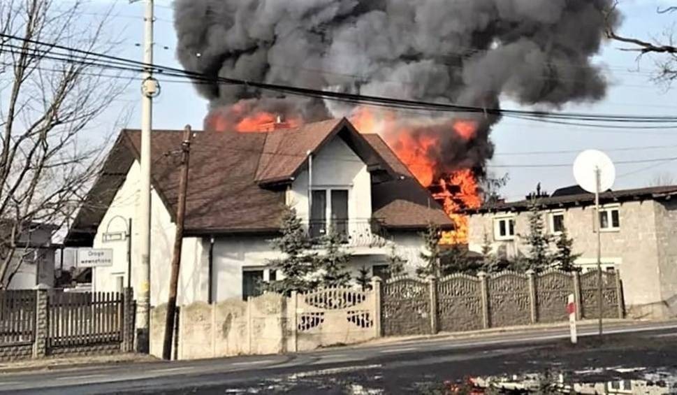 Groźny pożar domu jednorodzinnego w Kluczach