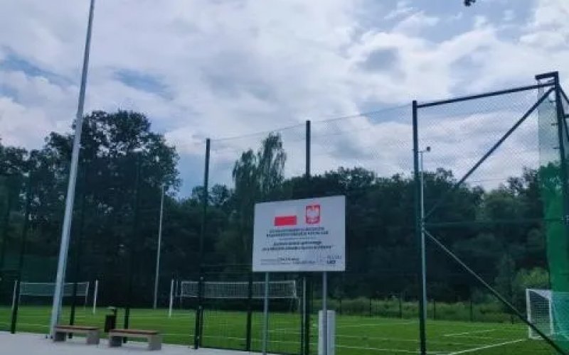 Zapraszamy do korzystania z nowego boiska sportowego przy MOS