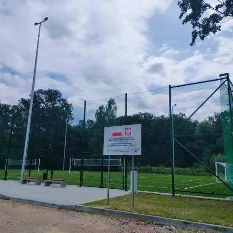 Zapraszamy do korzystania z nowego boiska sportowego przy MOS