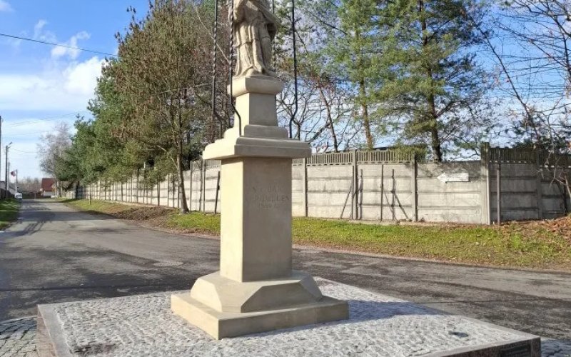 Zakoczono prace zwizane z renowacj kapliczki kamiennej z figur w. Jana Nepomucena w Podolszu