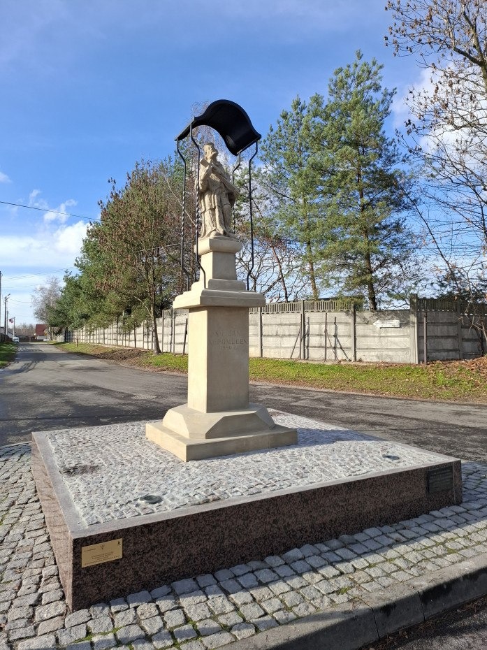 Zakończono prace związane z renowacją kapliczki kamiennej z figurą św. Jana Nepomucena w Podolszu