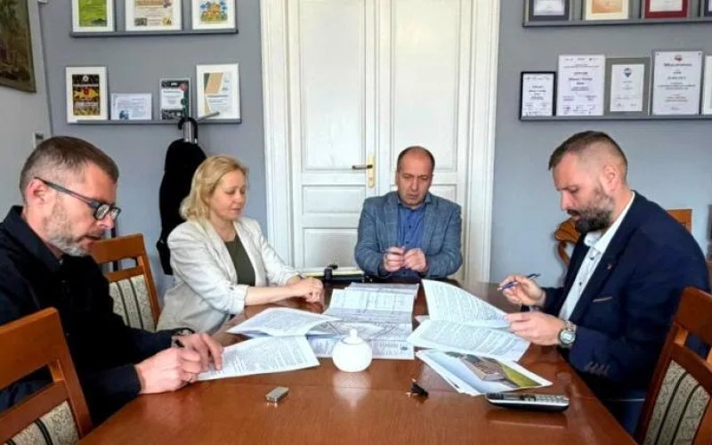 Podpisano umowę na realizację zdania pn. „Rozbudowa i wyposażenie Szkoły Podstawowej im. Wł. Broniewskiego w Graboszycach w celu zwiększenia dostępności dla osób ze specjalnymi potrzebami edukacyjnymi”